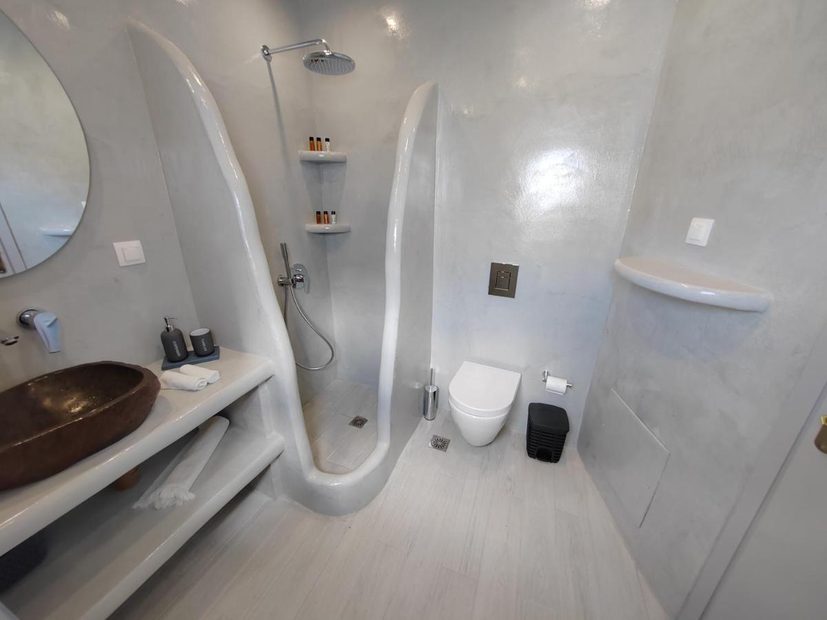 White Swallow Santorini Holiday home Vourvoulos