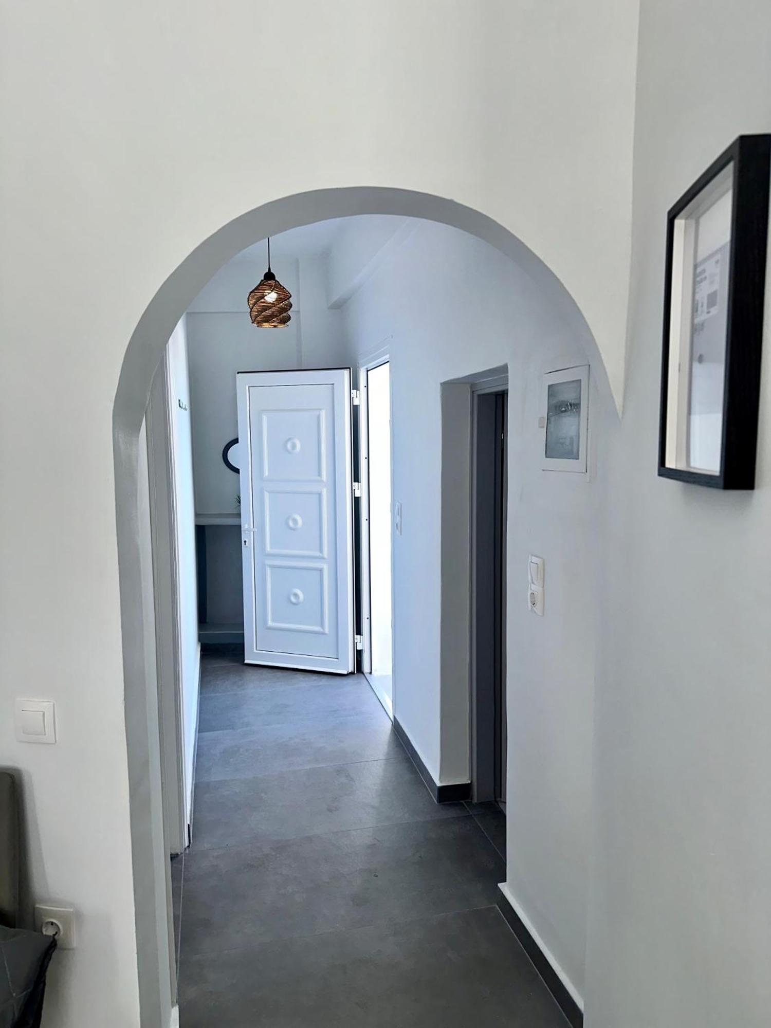 White Swallow Santorini Holiday home Vourvoulos